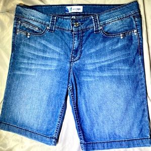 🍄 Alter Ego Womens size 15 Blue Denim Embellished midrise Bermuda Short